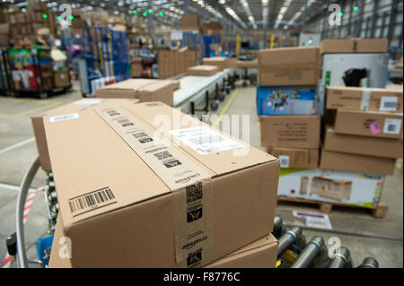 Dans un colis Amazon depot trundle sur un convoyeur sur leur façon d'être livré. Banque D'Images