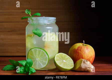 Boisson énergétique maison froide switchel dans un pot Mason Banque D'Images