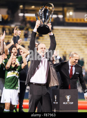 Columbus, Ohio, USA. 6 Décembre, 2015. Portland Timbers Merritt Paulson propriétaire majoritaire Henry III soulève le MLS Cup après la défaite les madriers Columbus Crew SC 2-1 à Columbus, Ohio. Brent Clark/Alamy Live News Banque D'Images