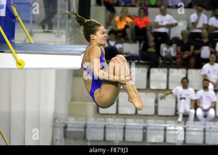 Torino, Italie. 06 Dec, 2015. Saskia Oettinghaus en action à l'International de plongée 4 Nations trophy s'est tenue à Turin. © Massimiliano Ferraro/Pacific Press/Alamy Live News Banque D'Images