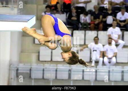 Torino, Italie. 06 Dec, 2015. Saskia Oettinghaus en action à l'International de plongée 4 Nations trophy s'est tenue à Turin. © Massimiliano Ferraro/Pacific Press/Alamy Live News Banque D'Images