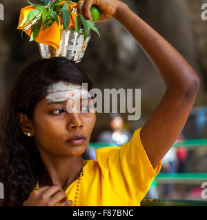 Dévot hindou Femme portant de l'eau pot sur sa tête en fête religieuse annuelle Thaipusam à Batu Caves, en Asie du sud-est, Kuala Lumpur, Malaisie Banque D'Images