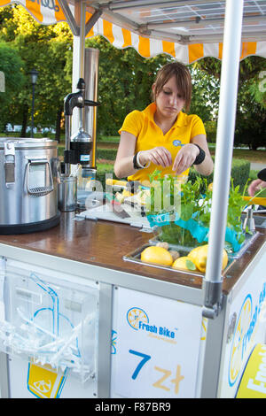 Girl making lemonade à un stand de limonade Banque D'Images