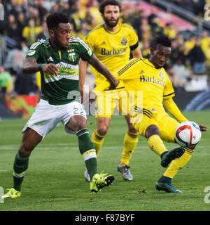 Columbus, Ohio, USA. 6 Décembre, 2015. Columbus Crew SC defender Harrison Afful (25) et Portland Timbers defender/terrain Rodney Wallace (22) lutte pour la balle dans la MLS Cup à Columbus, Ohio. Brent Clark/Alamy Live News Banque D'Images