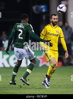 Columbus, Ohio, USA. 6 Décembre, 2015. Columbus Crew SC Avant Justin Meram (9) gère la balle contre Portland Timbers defender Alvas Powell (2) dans le système MLS Cup à Columbus, Ohio. Brent Clark/Alamy Live News Banque D'Images