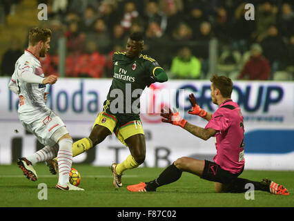 Modène, Italie. 6e déc, 2015. Vedin Belec (R), gardien des blocs Carpi Mbaye Niang de l'AC Milan lors de leur match de football Serie A italienne au stade Braglia à Modène, Italie, le 6 décembre 2015. Le match s'est terminé avec un 0-0 draw. Credit : Alberto Lingria/Xinhua/Alamy Live News Banque D'Images