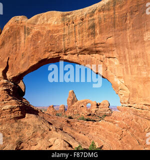 Passage de tourelle vue à travers la fenêtre du nord au parc national Arches près de Moab, Utah Banque D'Images