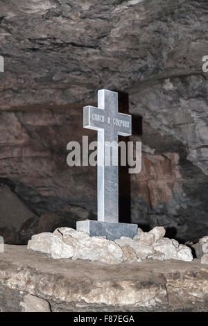 Croix en pierre du Kungur grottes de glace, Kungur, près de Perm dans l'Oural, Russie Banque D'Images