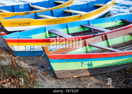 Barques colorées amarrées au bord du lac, lac Galve, Trakai, une ville historique et lake resort en Lituanie, Europe de l'Est Banque D'Images