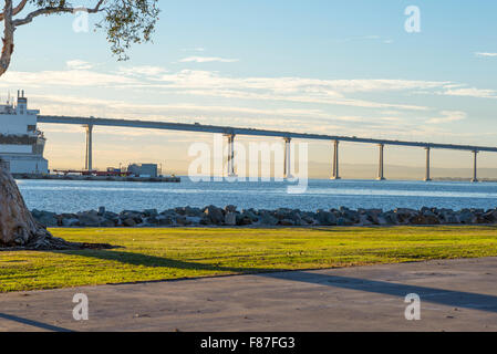 Coronado Bridge, San Diego Harbor. Vue de l'Embarcadero Marina Park. San Diego, Californie, USA. Banque D'Images