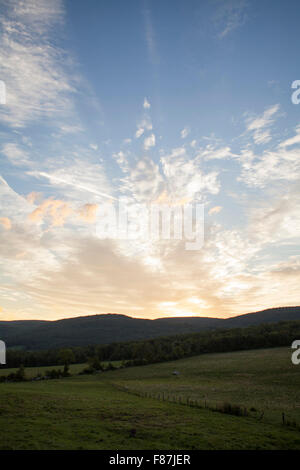 Les nuages sont éclairées par le soleil, il se lève sur un matin d'été. Banque D'Images