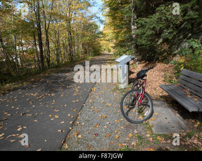 Un endroit de repos le long de l'Ashuwillticook Rail Trail dans Adams, Massachusetts, pendant la saison des feuilles d'automne. Banque D'Images