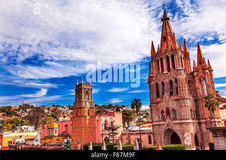 La place de l'église Parroquia Archange Rafael l'église San Miguel de Allende, Mexique. Parroquia créé en 1600. Banque D'Images