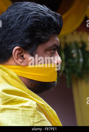 Dévot hindou avec sa bouche bâillonnée de garder silence en fête religieuse annuelle Thaipusam à Batu Caves, en Asie du sud-est, Kuala Lumpur, Malaisie Banque D'Images