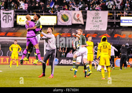 Columbus, Ohio, USA. 6 Décembre, 2015. Cedrick Mabwati (11) de Columbus Crew SC couvre sa tête alors que Portland Timbers célébrer remportant la finale de la Coupe MLS 2015 à MAPFRE Stadium à Columbus Ohio . Credit : Cal Sport Media/Alamy Live News Banque D'Images