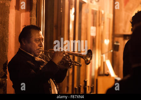 Dans un trompettiste mariachi band jouant sur les rues de San Miguel de Allende, Mexique. Banque D'Images
