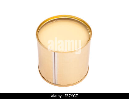 Lait condensé à tin can over white background Banque D'Images