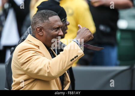 Oakland, Californie, USA. 6e déc, 2015. Raiders d'Oakland Hall of Fame états Tim Brown salue les fans avant le commence de la NFL football match entre les Chiefs de Kansas City et l'Oakland Raiders à l'O.co Coliseum à Oakland, Californie. Les Kansas City Chiefs a vaincu les Raiders d'Oakland 34 à 20. Christopher Trim/CSM/Alamy Live News Banque D'Images