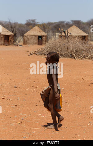 La Namibie, KAMANJAB, 10 octobre : enfant non identifié tribu Himba. Les himbas sont des peuples autochtones vivant dans le nord de la Namibie, en t Banque D'Images