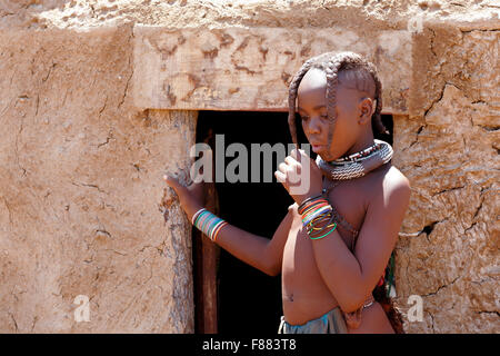 La Namibie, KAMANJAB, 10 octobre : enfant non identifié tribu Himba. Les himbas sont des peuples autochtones vivant dans le nord de la Namibie, en t Banque D'Images