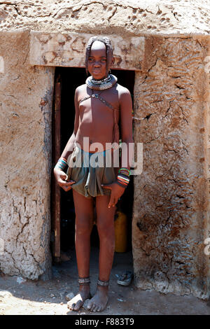 La Namibie, KAMANJAB, 10 octobre : enfant non identifié tribu Himba. Les himbas sont des peuples autochtones vivant dans le nord de la Namibie, en t Banque D'Images