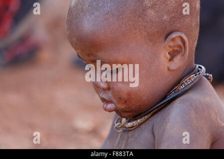 La Namibie, KAMANJAB, 10 octobre : enfant non identifié tribu Himba. Les himbas sont des peuples autochtones vivant dans le nord de la Namibie, en t Banque D'Images