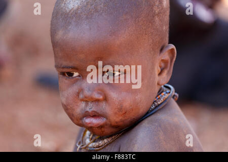 La Namibie, KAMANJAB, 10 octobre : enfant non identifié tribu Himba. Les himbas sont des peuples autochtones vivant dans le nord de la Namibie, en t Banque D'Images