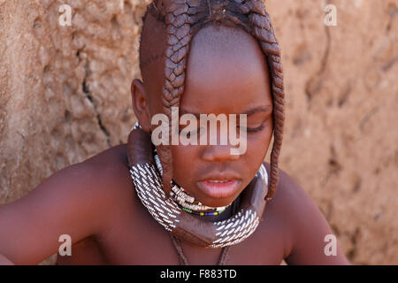 La Namibie, KAMANJAB, 10 octobre : enfant non identifié tribu Himba. Les himbas sont des peuples autochtones vivant dans le nord de la Namibie, en t Banque D'Images