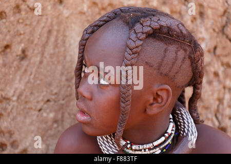 La Namibie, KAMANJAB, 10 octobre : enfant non identifié tribu Himba. Les himbas sont des peuples autochtones vivant dans le nord de la Namibie, en t Banque D'Images