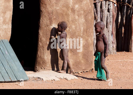 La Namibie, KAMANJAB, 10 octobre : enfant non identifié tribu Himba. Les himbas sont des peuples autochtones vivant dans le nord de la Namibie, en t Banque D'Images