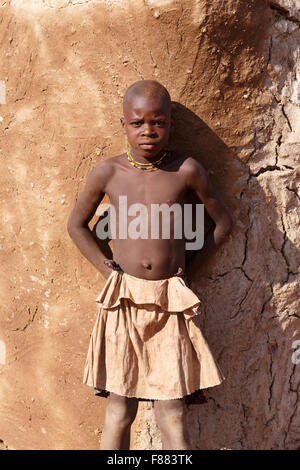 La Namibie, KAMANJAB, 10 octobre : enfant non identifié tribu Himba. Les himbas sont des peuples autochtones vivant dans le nord de la Namibie, en t Banque D'Images