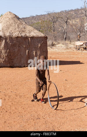 La Namibie, KAMANJAB, 10 octobre : enfant non identifié tribu Himba. Les himbas sont des peuples autochtones vivant dans le nord de la Namibie, en t Banque D'Images