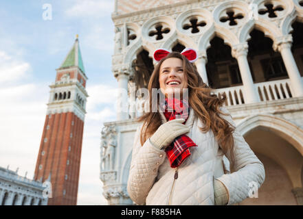 Saison de Noël apporte esprit de voyage. Jeune femme est à la recherche de tourisme en distance. Elle est passer Noël holida Banque D'Images