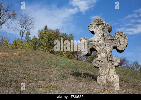 Croix orthodoxe vieille près de la cathédrale de la Transfiguration du Sauveur Banque D'Images