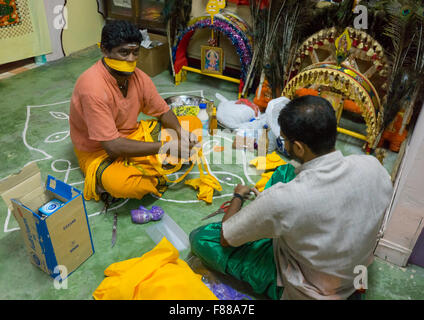 Dévot hindou avec sa bouche bâillonnée dans Preapring Festival Thaipusam offrandes, en Asie du sud-est, Kuala Lumpur, Malaisie Banque D'Images