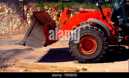 Avant d'un godet chargeur sur roues big red Banque D'Images