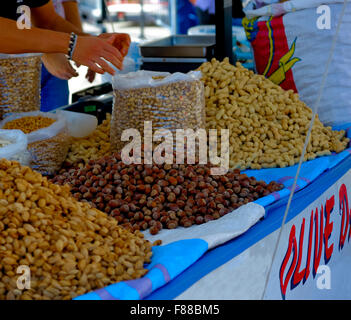 La vente de noix (amandes, arachides, noix, graines, etc.) à vendre sur un petit panier dans la rue. Selective focus Banque D'Images