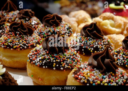 Traditionnel avec élégance Sufganiyot rond donut frites consommées pendant la fête juive de Hanoukka, la fête des lumières Banque D'Images