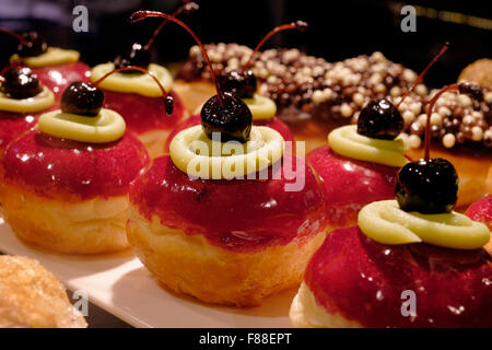 Traditionnel avec élégance Sufganiyot rond donut frites consommées pendant la fête juive de Hanoukka, la fête des lumières Banque D'Images