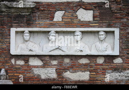 En Basrelief la via Appia de Rome, Italie Banque D'Images