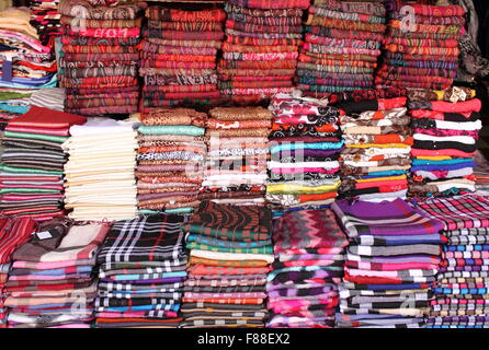 Pile de foulards pashmina en vente dans une boutique de mode Banque D'Images