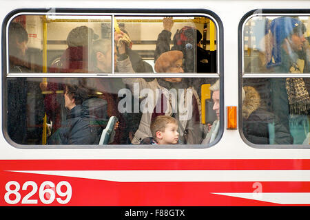 Passagers voyagent à bord d'un tramway bondé de la ville de Prague en République tchèque. Banque D'Images