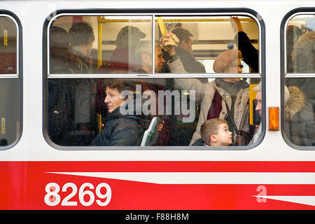 Passagers voyagent à bord d'un tramway bondé de la ville de Prague en République tchèque. Banque D'Images