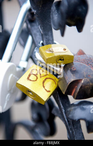 Cadenas symbolisant l'amour éternel amoureux attaché à la grille le long des ponts dans la ville de Prague République Tchèque Banque D'Images