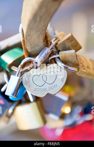 Cadenas symbolisant l'amour éternel amoureux attaché à la grille le long des ponts dans la ville de Prague République Tchèque Banque D'Images