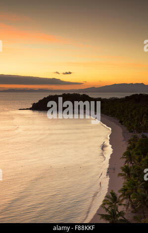 L'île de Mana au lever du soleil, Bay Islands, Fidji Banque D'Images