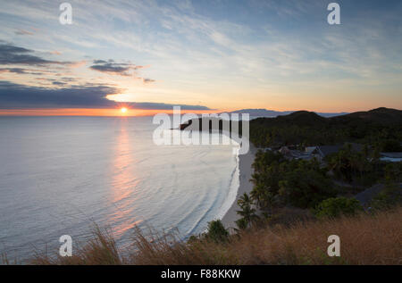 L'île de Mana au lever du soleil, Bay Islands, Fidji Banque D'Images