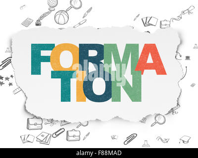 Concept d'apprentissage : Formation texte multicolore peint sur papier déchiré avec arrière-plan de l'éducation schéma dessiné à la main des icônes Banque D'Images