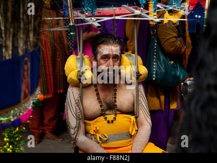 En dévot hindou Thaipusam fête religieuse annuelle dans les grottes de Batu reposant avec son Kavadi sur les épaules, en Asie du sud-est, Kuala Lumpur, Malaisie Banque D'Images