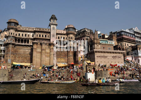 Certains le dévot, Sadhu's bénéficiant d'un coin salon nautique sur les marches de pierre du célèbre Munshi Ghat à Varanasi, Uttar Pradesh, Inde. Banque D'Images